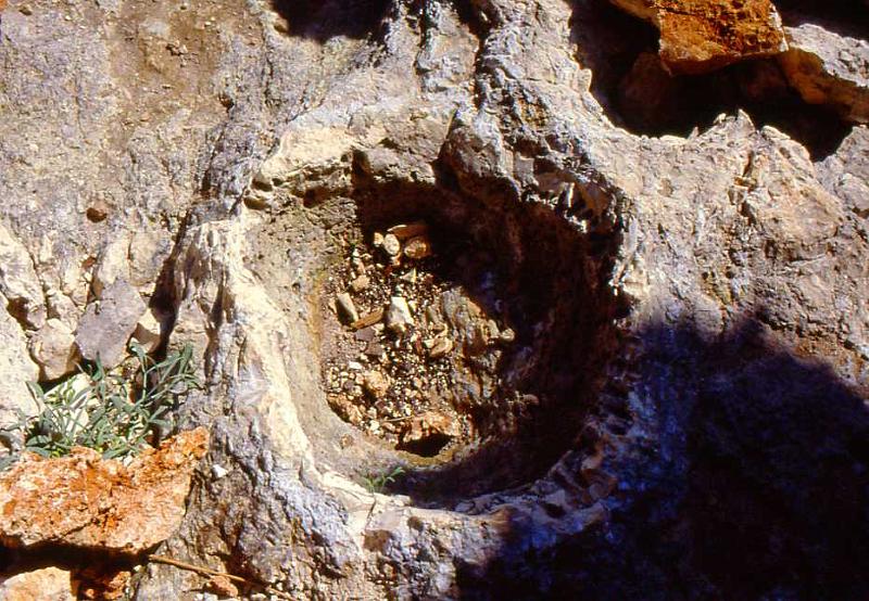 73-Castro,grotta Romanelli,buca per il fuoco,26 agosto 1988.jpg